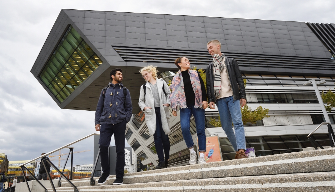 Studierende sind in Wien am besten mit U-Bahn, Bim und Bus unterwegs. Das Semesterticket kann übrigens bequem online gekauft werden.