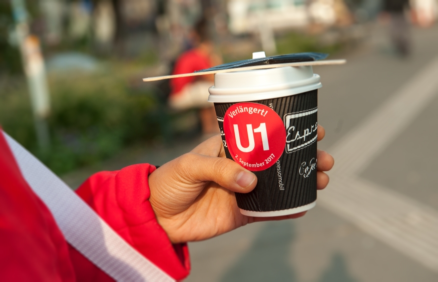 Kaffeebecher für Verteilung am Reumannplatz