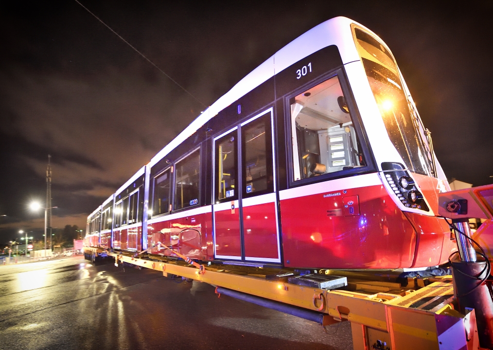 Flexity - die neue Straßenbahn für. Der erste Zug wird den Wiener Linien übergeben. Nächtliche Überstellung mittels Sondertransport.