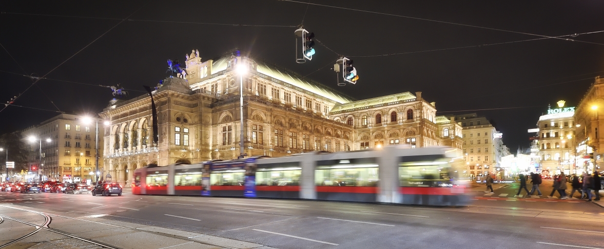 Straßenbahn der Linie D vor der Oper