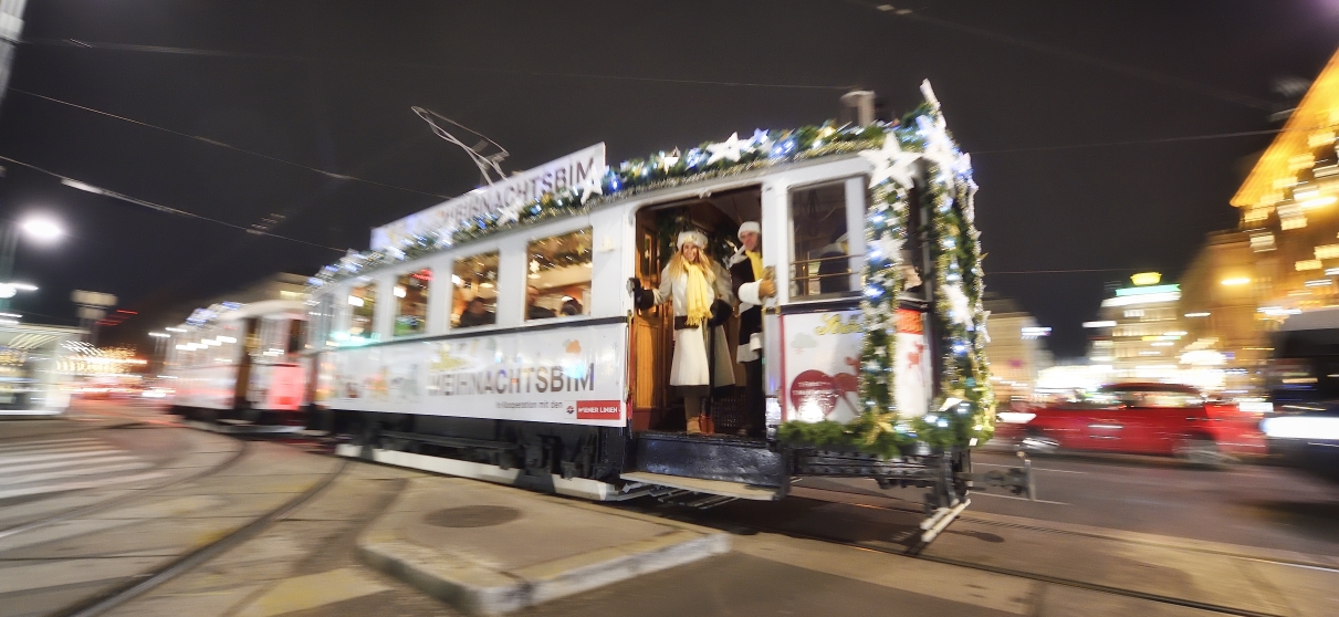 Die Ströck-Weihnachtsbim dreht auch heuer wieder ihre Runden, hier zu sehen vor der Oper.