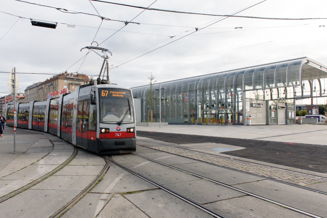 Strassenbahn 67 vor der neuen U1 Station Altes Landgut