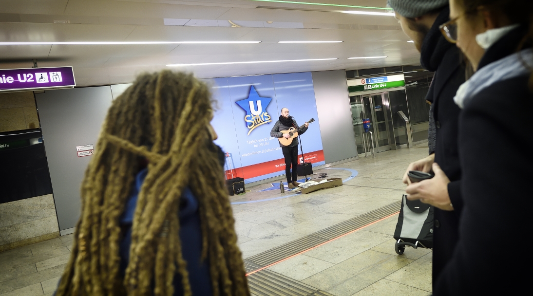 Im Netz der Wiener Linien spielen MusikerInnen in ausgewählten Stationen für die Fahrgäste. Hier in der Station Karlsplatz