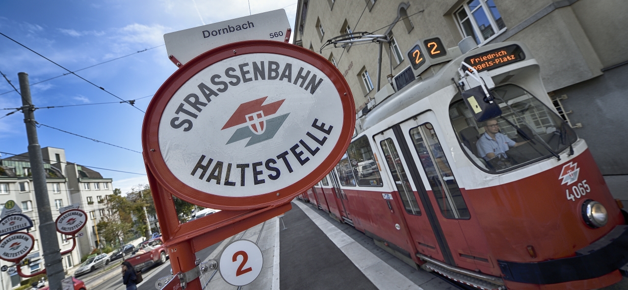 Straßenbahn der Linie 2 auf der geänderten Strecke an der Endstelle Dornbach.