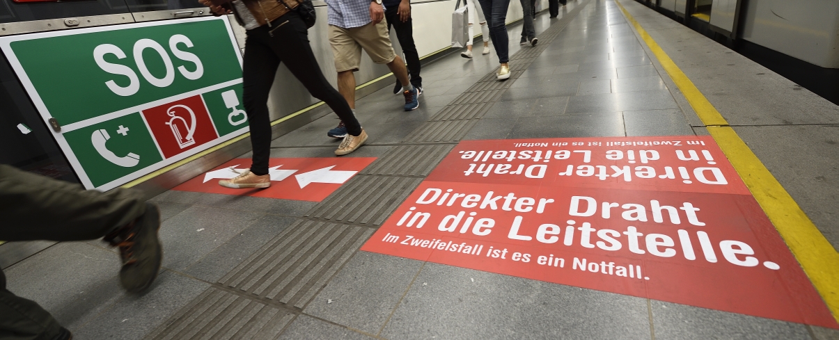 Ab heute stellt eine neue Sicherheitskampagne der Wiener Linien die vielen potentiellen HelferInnen im Öffi-Netz vor. Sie erinnert zudem an die Sicherheitseinrichtungen und das richtige Verhalten im Notfall.