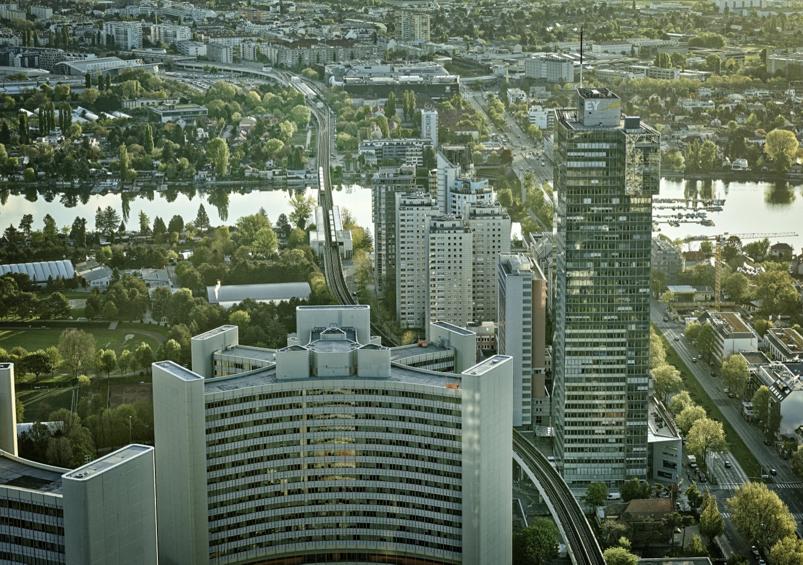 Zug der Linie U1 aus Vogelperspektive