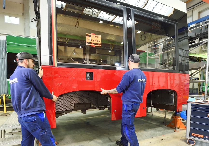 Herstellung der neuen Flexity-Straßenbahn für Wien durch die Firma Bombardier.