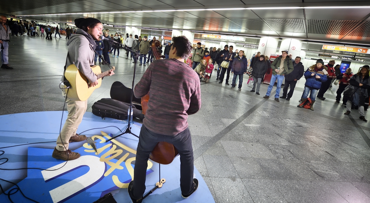 Im Netz der Wiener Linien spielen MusikerInnen in ausgewählten Stationen für die Fahrgäste. Hier in der Station Westbahnhof.