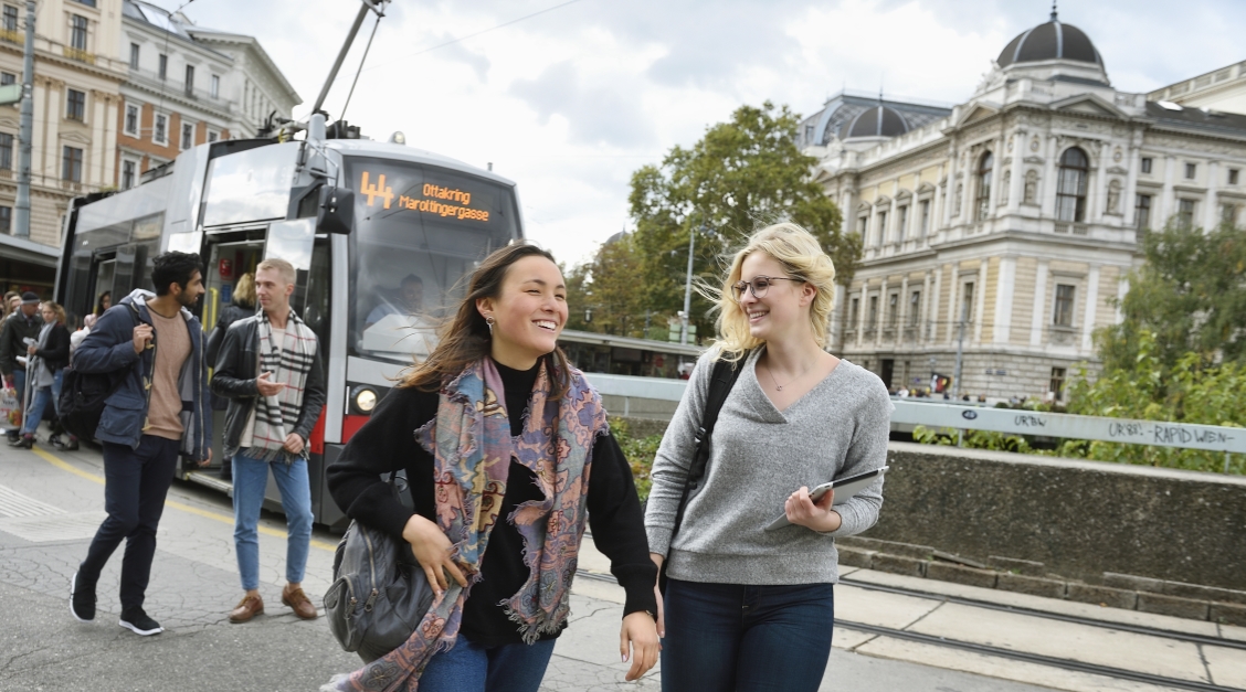 Studierende sind in Wien am besten mit U-Bahn, Bim und Bus unterwegs. Das Semesterticket kann übrigens bequem online gekauft werden.