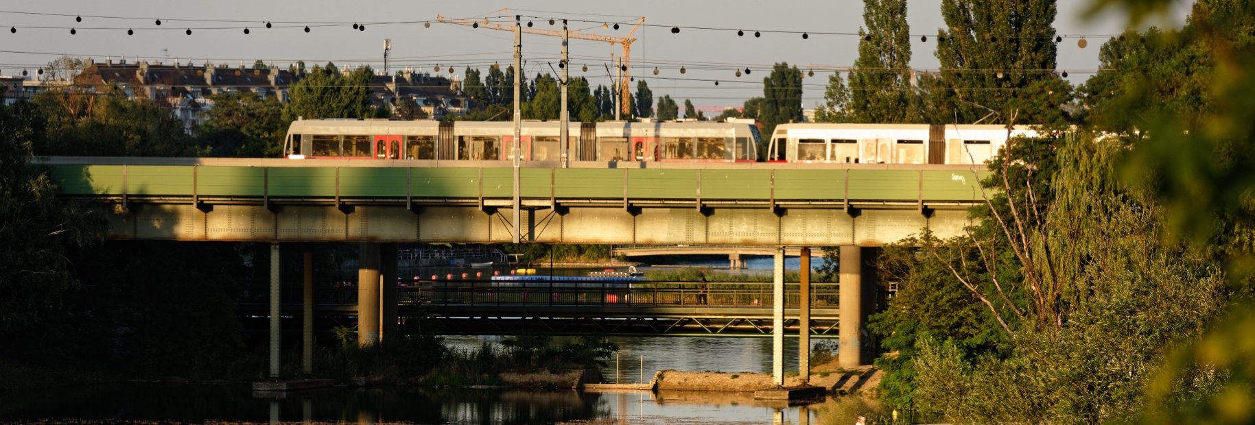 Zug der Linie U6 bei der Querung der Alten Donau