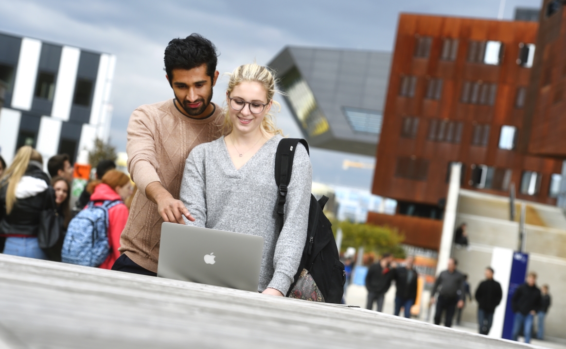 Studierende sind in Wien am besten mit U-Bahn, Bim und Bus unterwegs. Das Semesterticket kann übrigens bequem online gekauft werden.