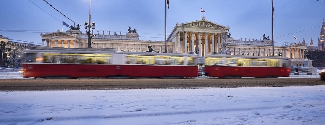 Straßenbahn vor dem Parlament.