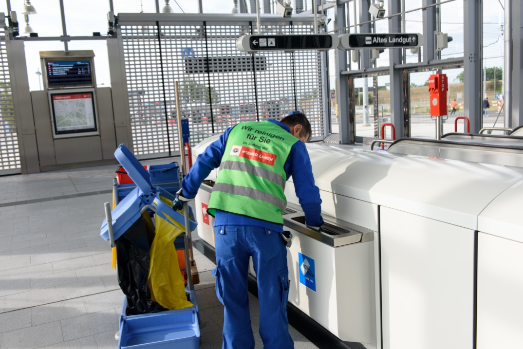 Vorbereitungen für die Eröffnung der U1 Erweiterung in der neuen Station Altes Landgut