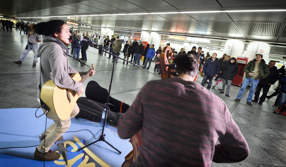 Im Netz der Wiener Linien spielen MusikerInnen in ausgewählten Stationen für die Fahrgäste. Hier in der Station Westbahnhof.