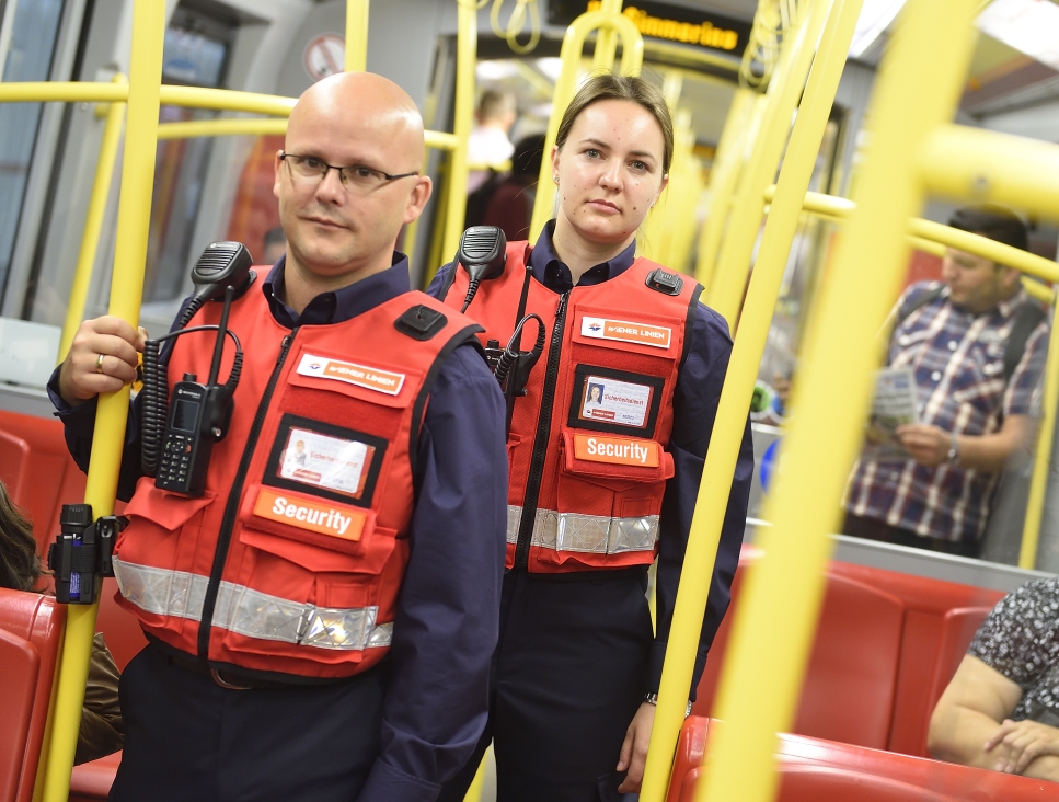 Im Rahmen des Sicherheits- und Servicepakets für die Öffis nehmen nun die ersten Sicherheits- und Service-Teams der Wiener Linien ihre Arbeit auf.