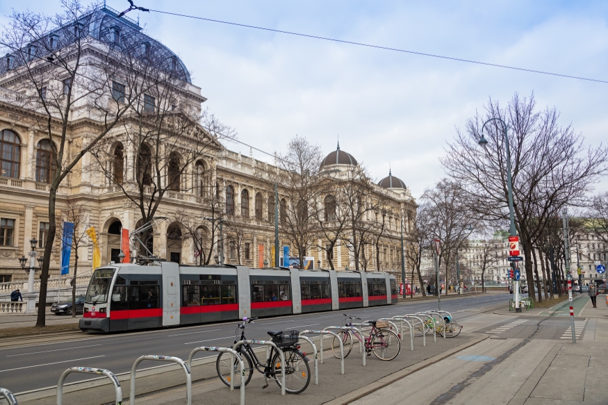 Linie 71 bei der Uni Wien Fahrtrichtung Zentralfriedhof 3.Tor