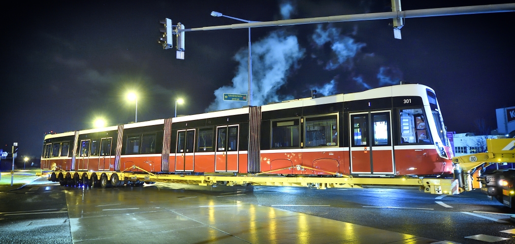 Flexity - die neue Straßenbahn für. Der erste Zug wird den Wiener Linien übergeben. Nächtliche Überstellung mittels Sondertransport.