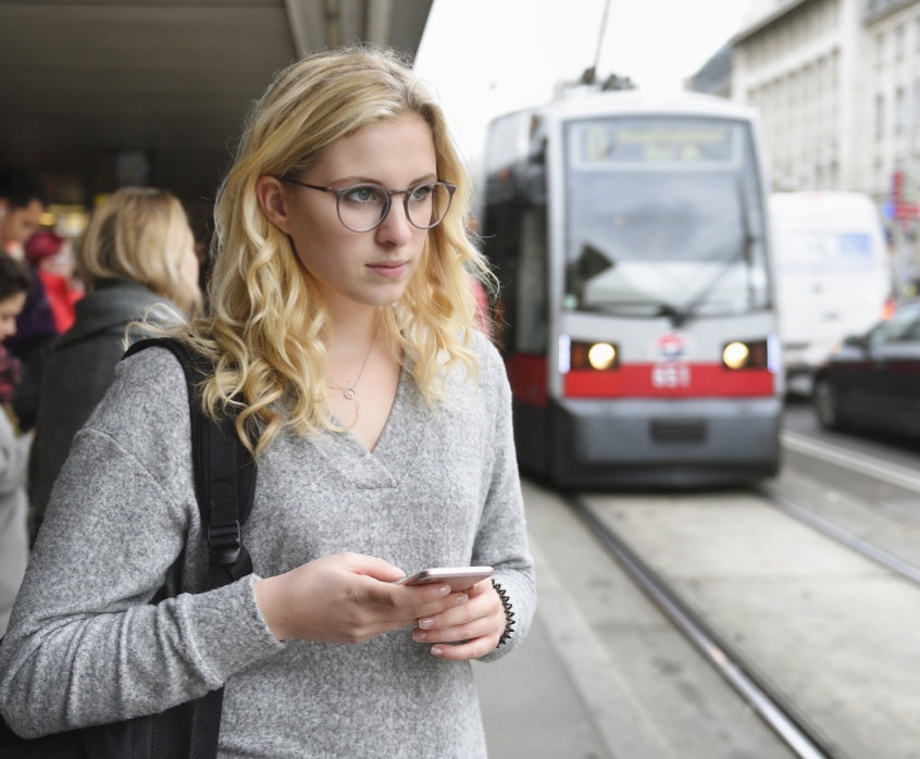 Studierende sind in Wien am besten mit U-Bahn, Bim und Bus unterwegs. Das Semesterticket kann übrigens bequem online gekauft werden.