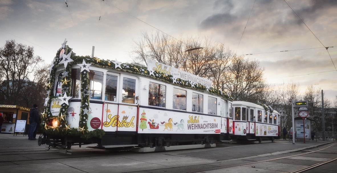 Die Ströck-Weihnachtsbim dreht auch heuer wieder ihre Runden, hier zu sehen am Karlsplatz.