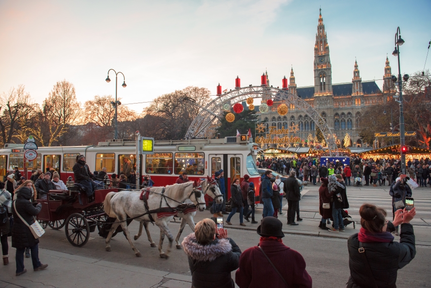 Linie 71 am Rathausplatz in Fahrtrichtung Börse