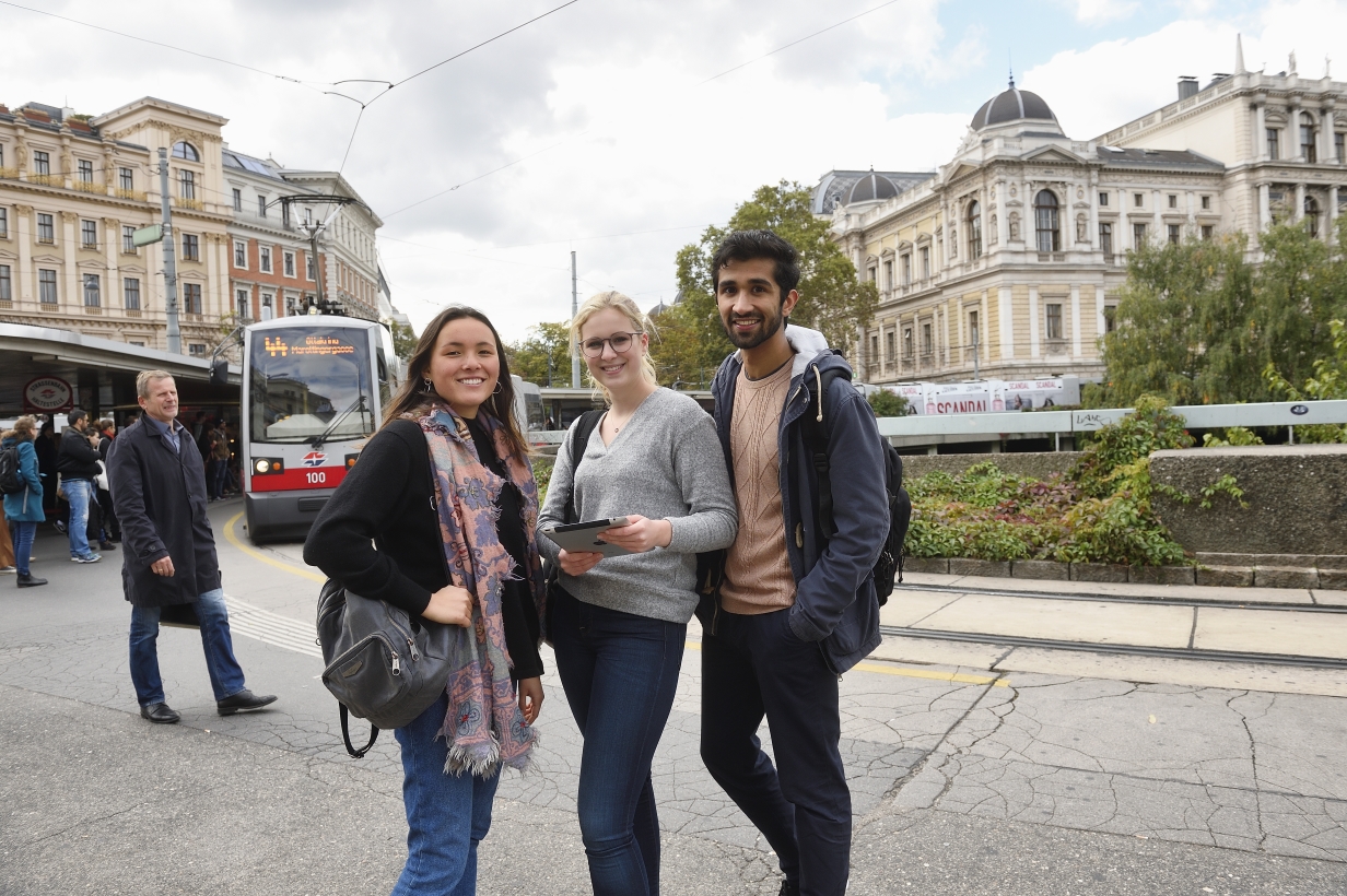 Studierende sind in Wien am besten mit U-Bahn, Bim und Bus unterwegs. Das Semesterticket kann übrigens bequem online gekauft werden.