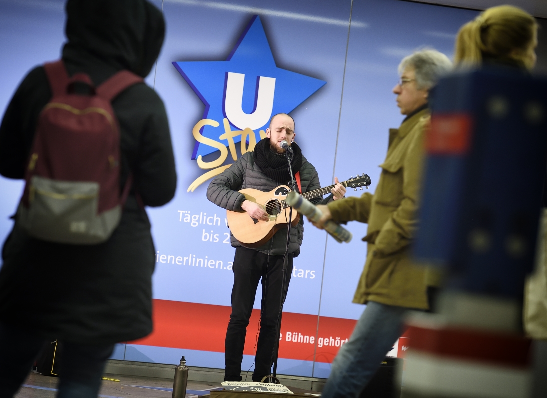 Im Netz der Wiener Linien spielen MusikerInnen in ausgewählten Stationen für die Fahrgäste. Hier in der Station Karlsplatz