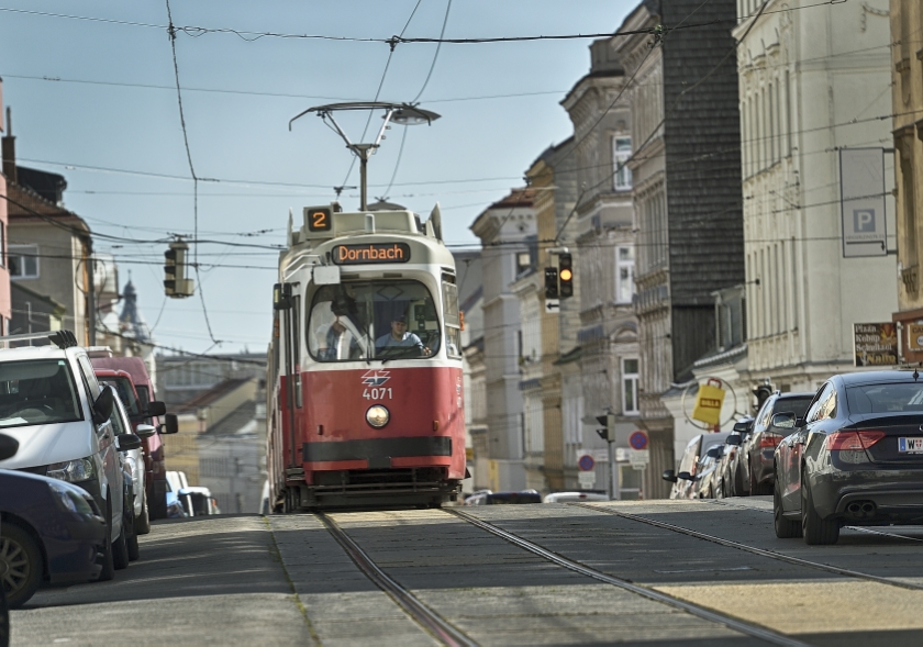 Straßenbahn der Linie 2 auf der geänderten Strecke mit der Endstelle Dornbach.