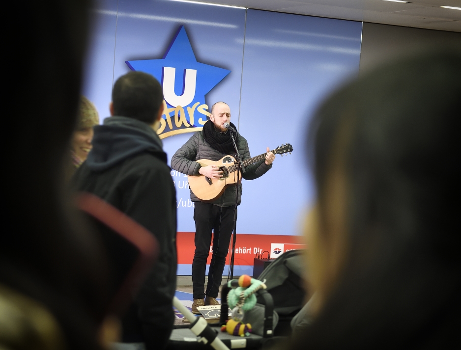 Im Netz der Wiener Linien spielen MusikerInnen in ausgewählten Stationen für die Fahrgäste. Hier in der Station Karlsplatz