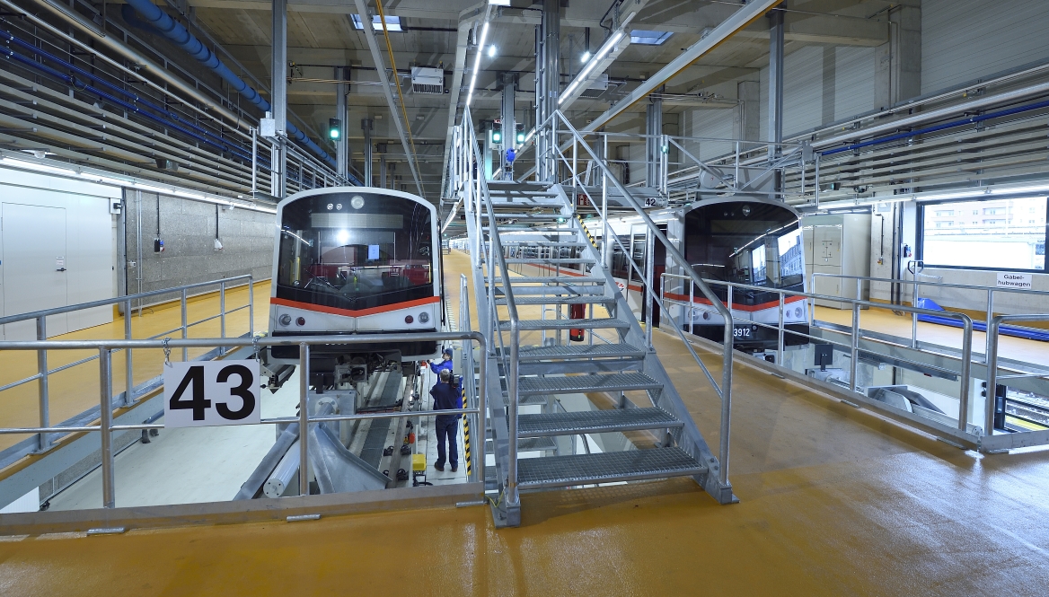 Neuer Betriebsbahnhof Heiligenstadt in Betrieb. Auf rund 24.000 m² wurden insgesamt fünf Hallen zur Wartung der Züge errichtet.