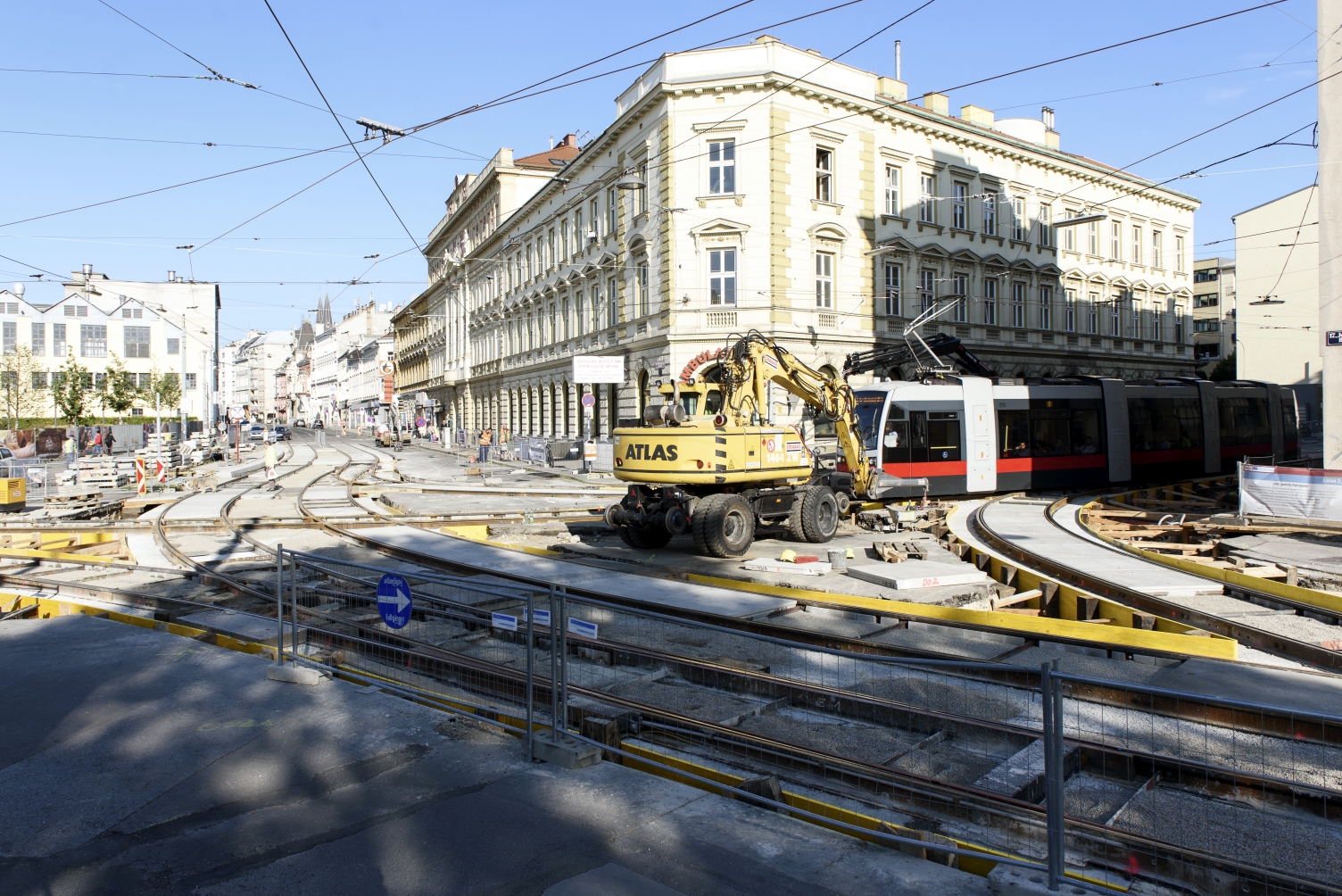 Die Linien 2, 9 und 44 sind wieder unterwegs. Alle weiteren Arbeiten am Platz folgen unter laufendem Betrieb.