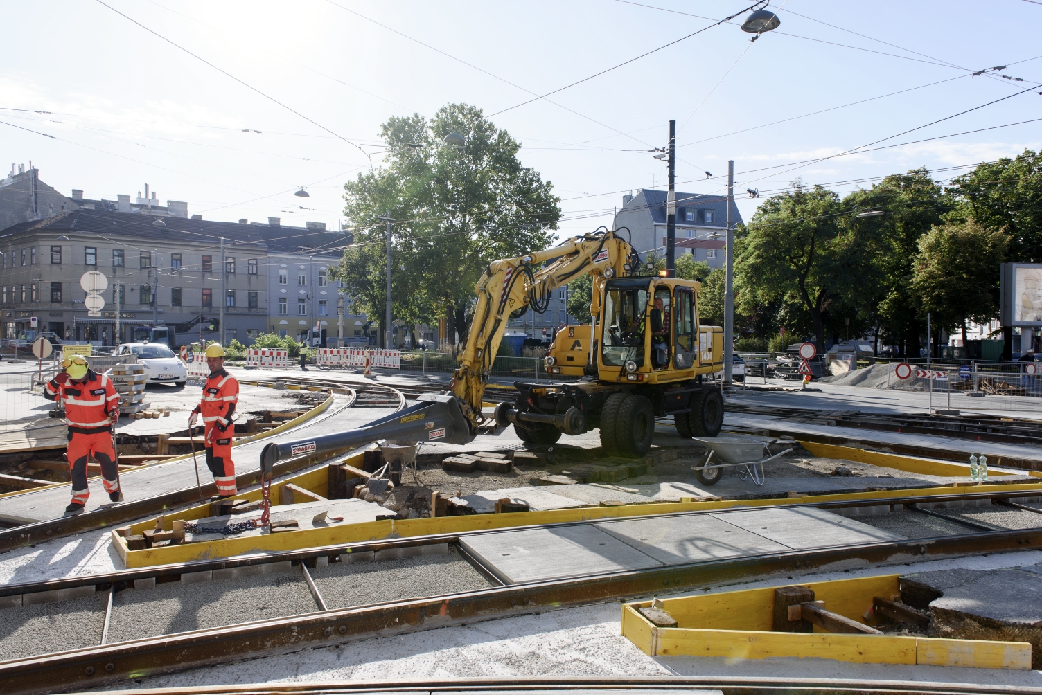 Die Linien 2, 9 und 44 sind wieder unterwegs. Alle weiteren Arbeiten am Platz folgen unter laufendem Betrieb.