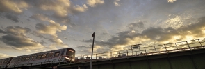 U-Bahn der Linie U4 auf der Brücke vor der Endstelle Hütteldorf