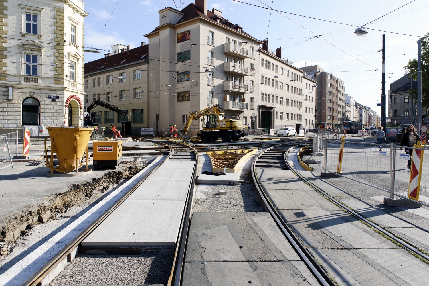 Die Linien 2, 9 und 44 sind wieder unterwegs. Alle weiteren Arbeiten am Platz folgen unter laufendem Betrieb.