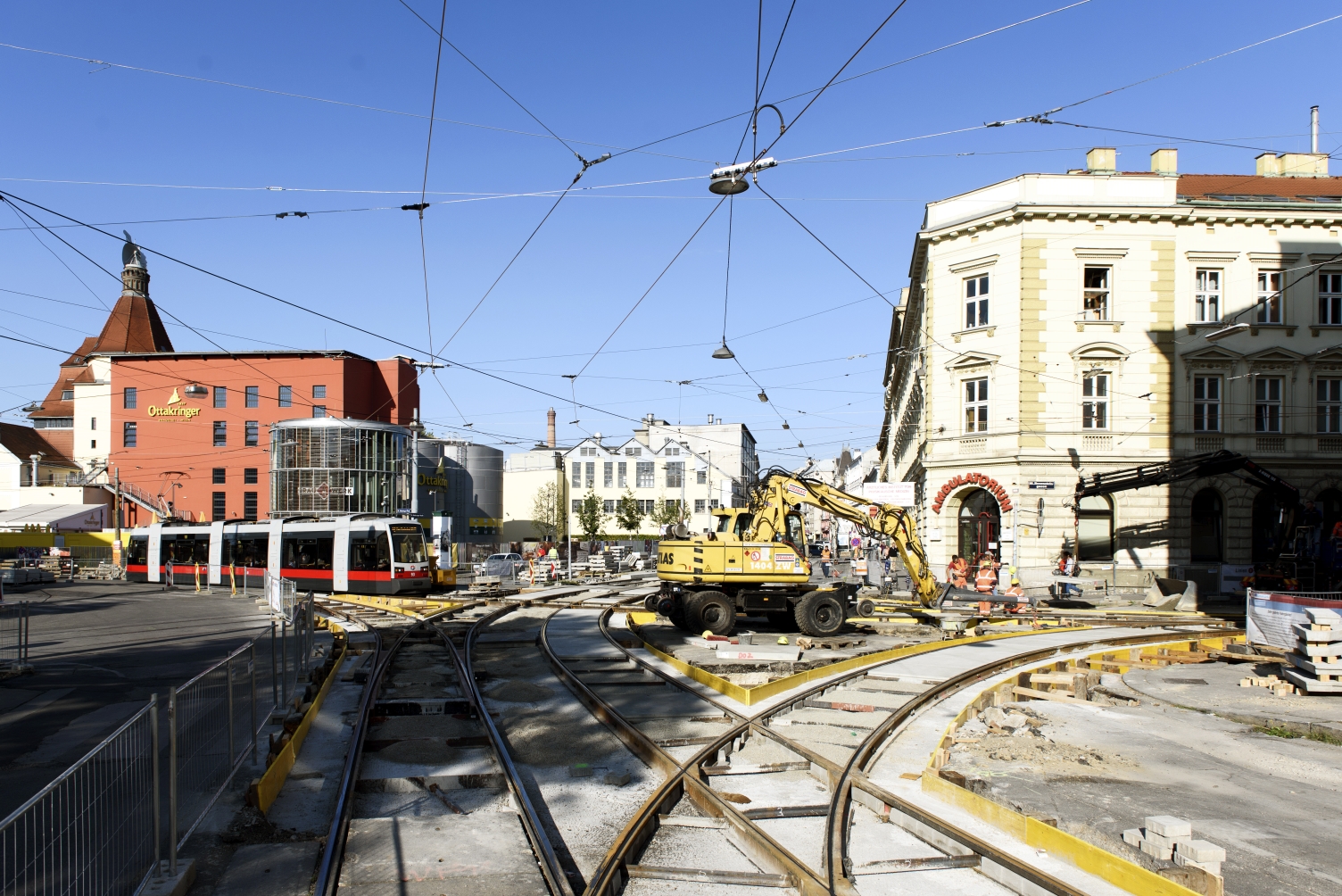 Die Linien 2, 9 und 44 sind wieder unterwegs. Alle weiteren Arbeiten am Platz folgen unter laufendem Betrieb.