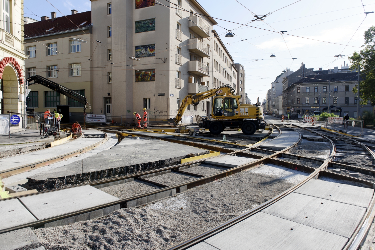 Die Linien 2, 9 und 44 sind wieder unterwegs. Alle weiteren Arbeiten am Platz folgen unter laufendem Betrieb.