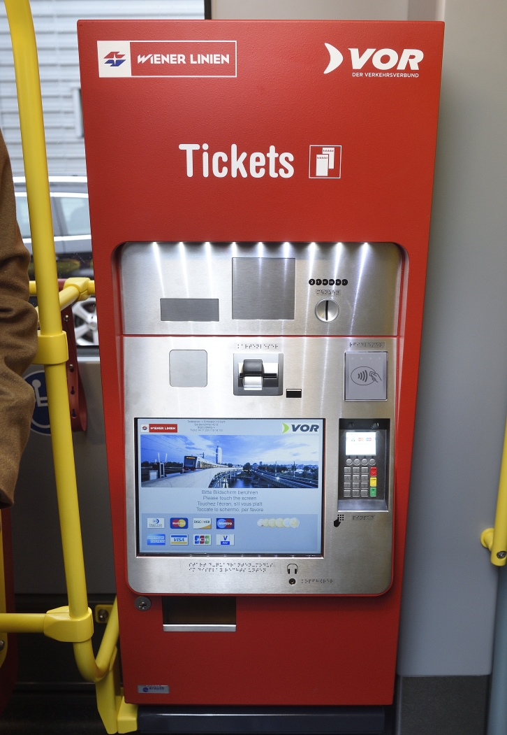 Präsentation der ersten Flexity Straßenbahn für Wien. Im Bild der neue Fahrkartenautomat.