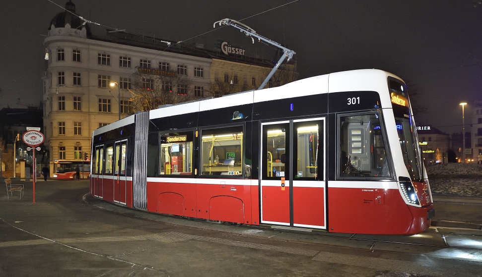 Flexity - die neue Straßenbahn für Wien. Testfahrt durch die nächtliche Stadt.