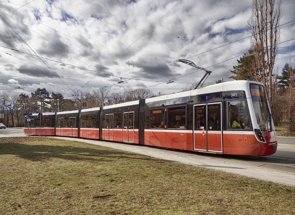 Die erste Flexity Straßenbahn für Wien - unterwegs in der Stadt.