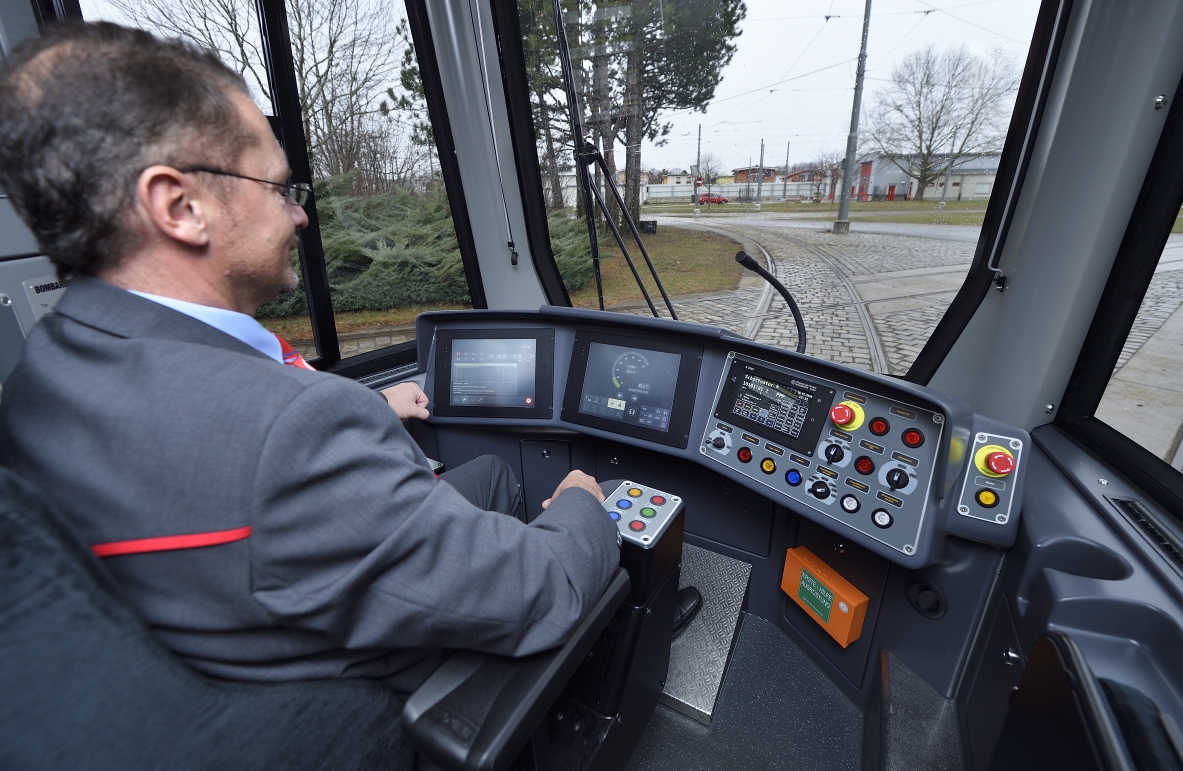 Präsentation der ersten Flexity Straßenbahn für Wien. Blick aus dem Cockpit während der ersten Runden am Testgeländer der Hauptwerkstätte.