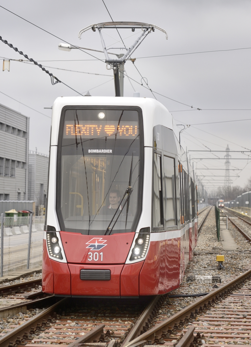 Flexity - die neue Straßenbahn für Wien. Testfahrten auf dem Gelände der Hauptwerkstätte der Wiener Linien