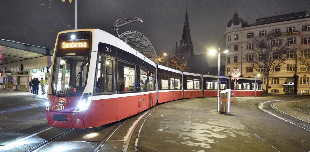 Flexity - die neue Straßenbahn für Wien. Testfahrt durch die nächtliche Stadt.