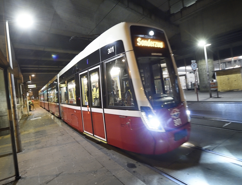 Flexity - die neue Straßenbahn für Wien. Testfahrt durch die nächtliche Stadt.