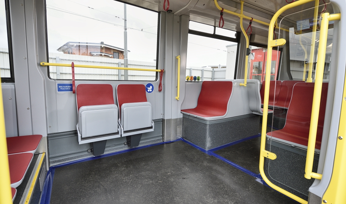 Flexity - die neue Straßenbahn für Wien. Innenansicht mit Schutzbelag am Boden.