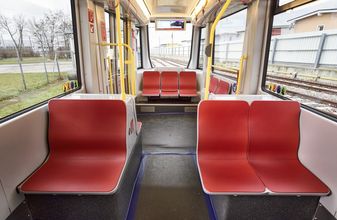 Flexity - die neue Straßenbahn für Wien. Innenansicht mit Schutzbelag am Boden.