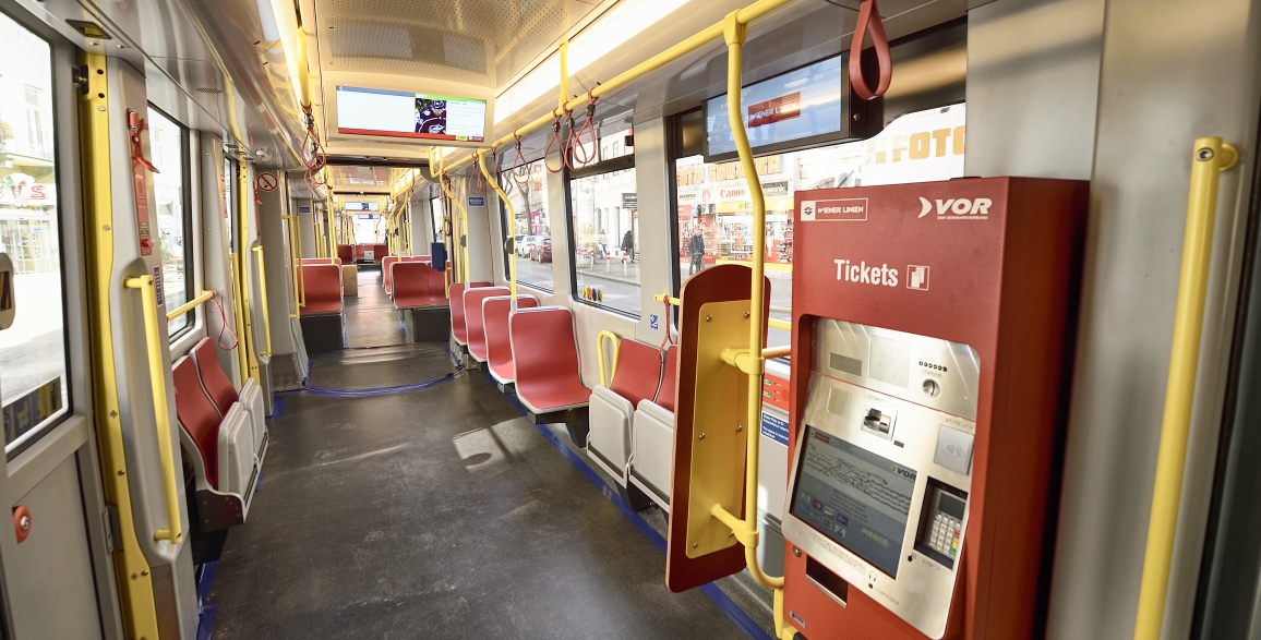 Die erste Flexity Straßenbahn für Wien - unterwegs in der Stadt.
