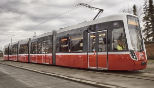 Die erste Flexity Straßenbahn für Wien - unterwegs in der Stadt.