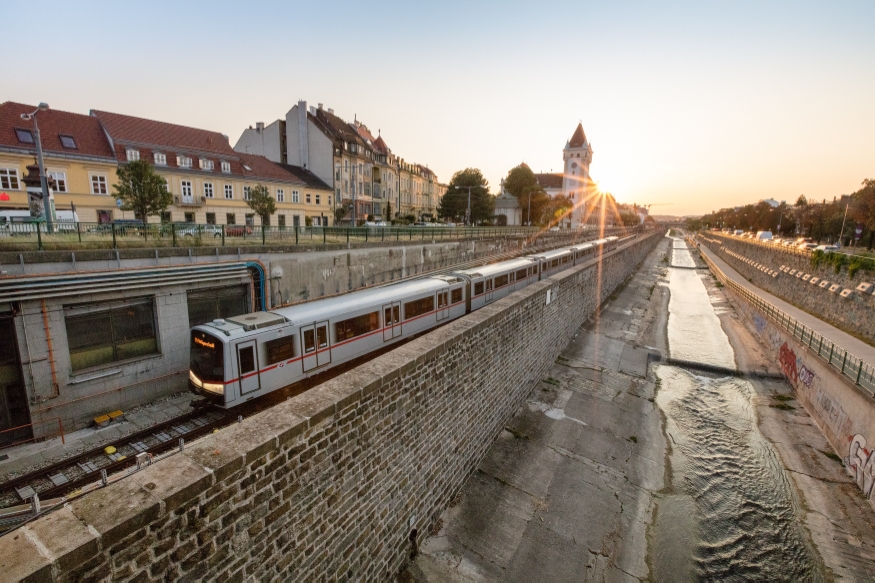 U-Bahn Zug der Linie U4 bei Hietzing