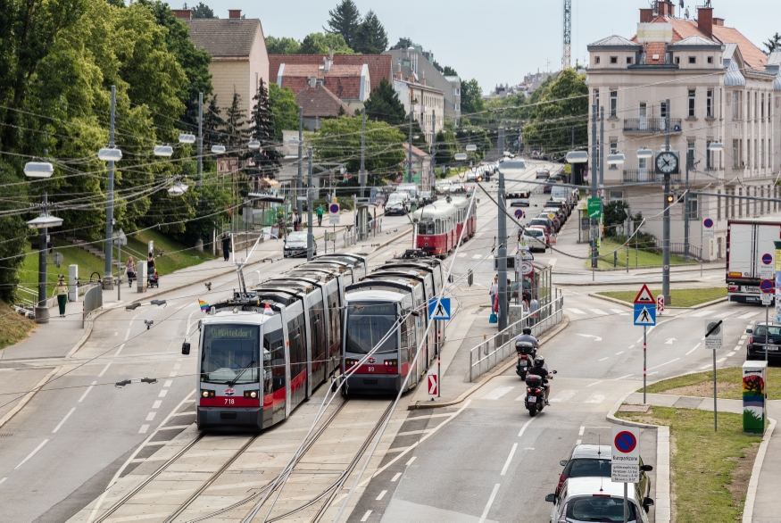 Linie 49 in der Linzerstraße Fahrtrichtung Ring Volkstheater