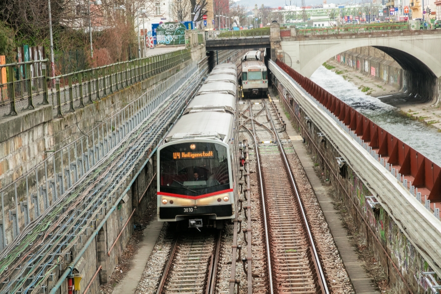 U-Bahn Zug der Linie U4 zwischen Margaretengürtel und Pilgramgasse