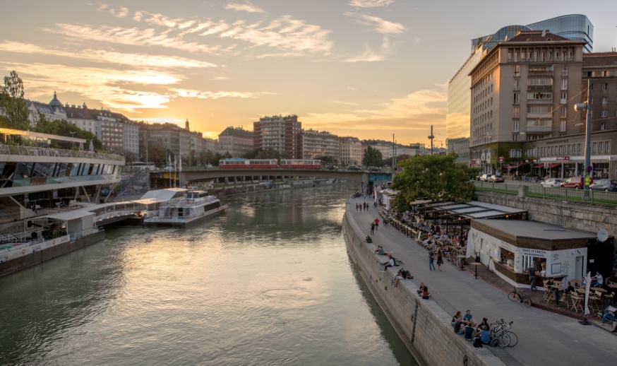 Donaukanal - Marienbrücke mit Zug der Linie 31